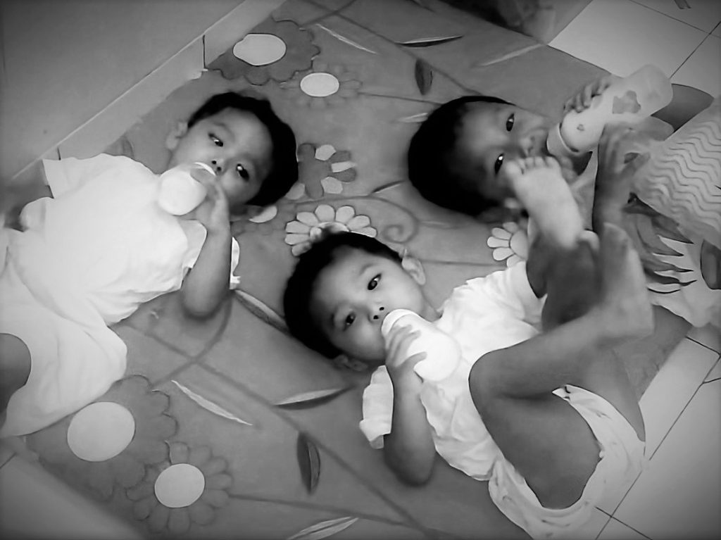 3 bayi dan 3 botol susu